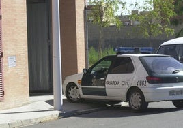 Imagen de archivo de un vehículo de la Guardia Civil en la puerta del garaje del juzgado de Moncada.