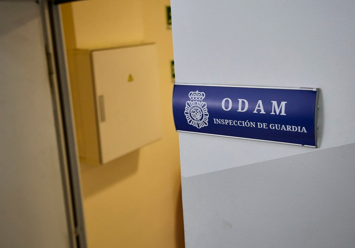 Entrada de la Oficina de Denuncias y Atención a la Mujer (ODAM) en la comisaría de Abastos.