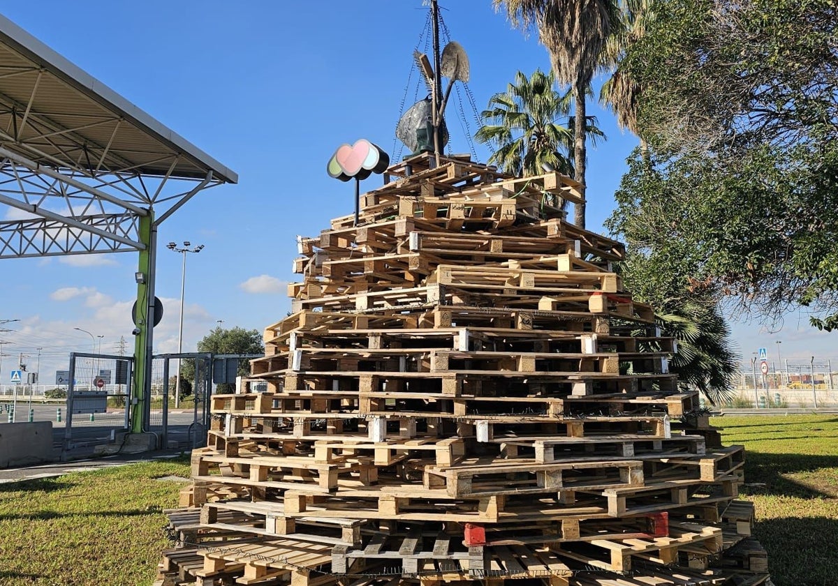 Un árbol de Navidad lleno de palets reciclados de las donaciones a los afectados por la dana