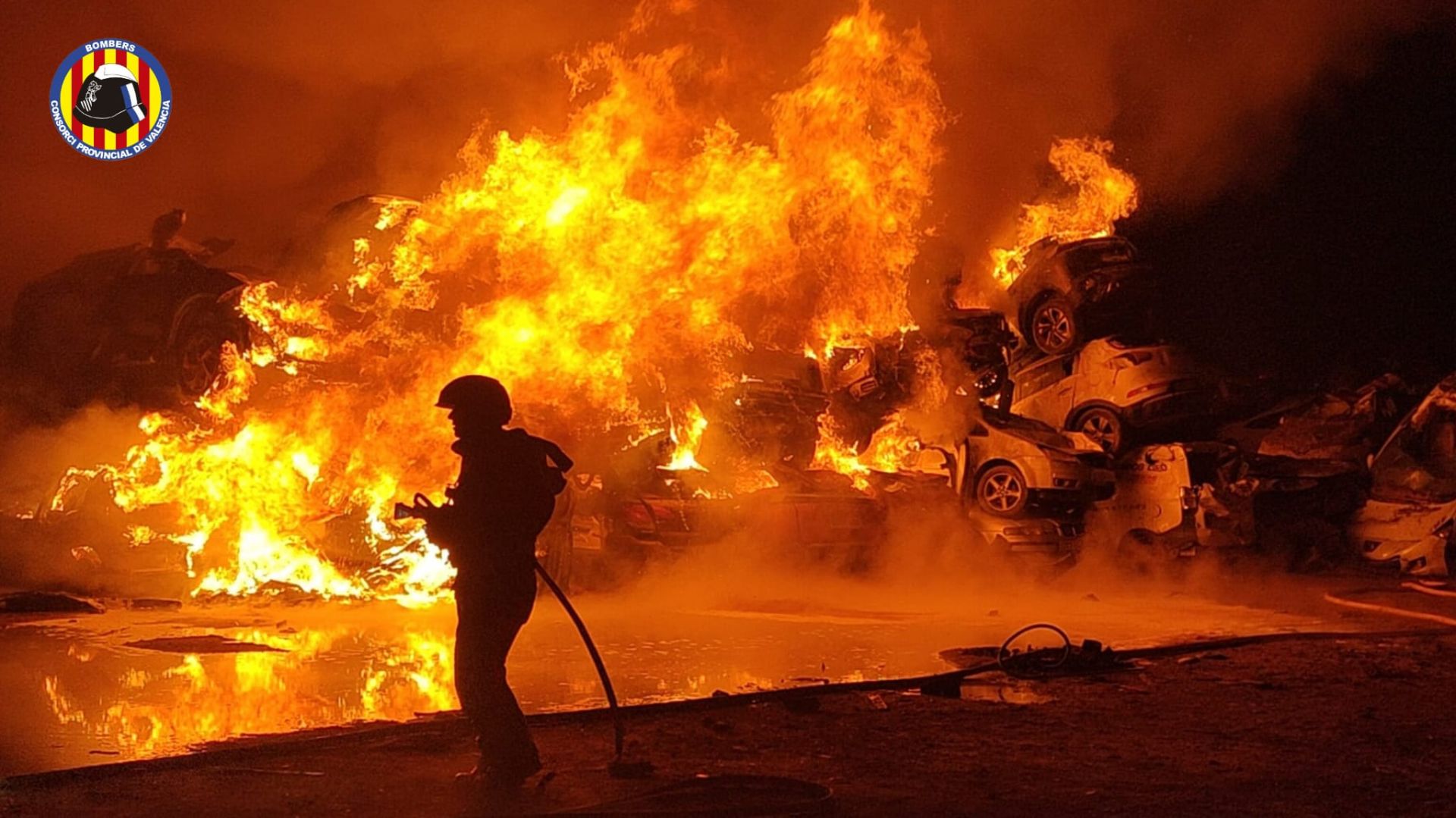 FOTOS | Un incendio calcina decenas de coches afectados por la dana en un solar de Catarroja