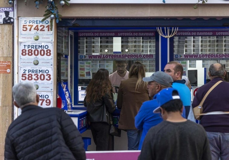 Cola para comprar lotería en un administración de Murcia.