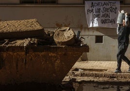 Un ciudadano retira escombros en Catarroja.