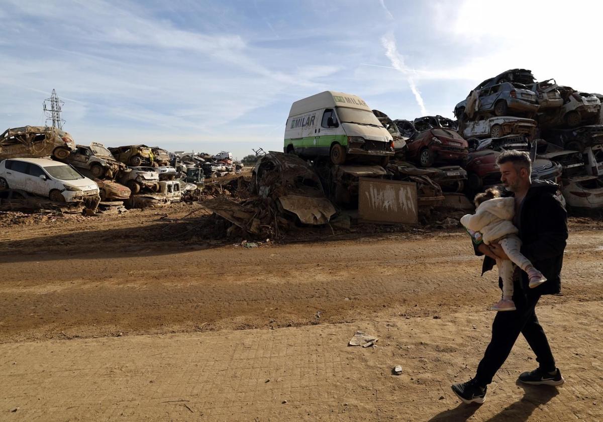 Así están las campas de coches arrasados por la dana en Valencia