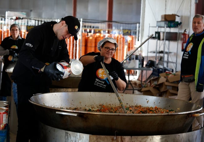 Trabajadores de World Central Kitchen, este martes en los Tinglados.