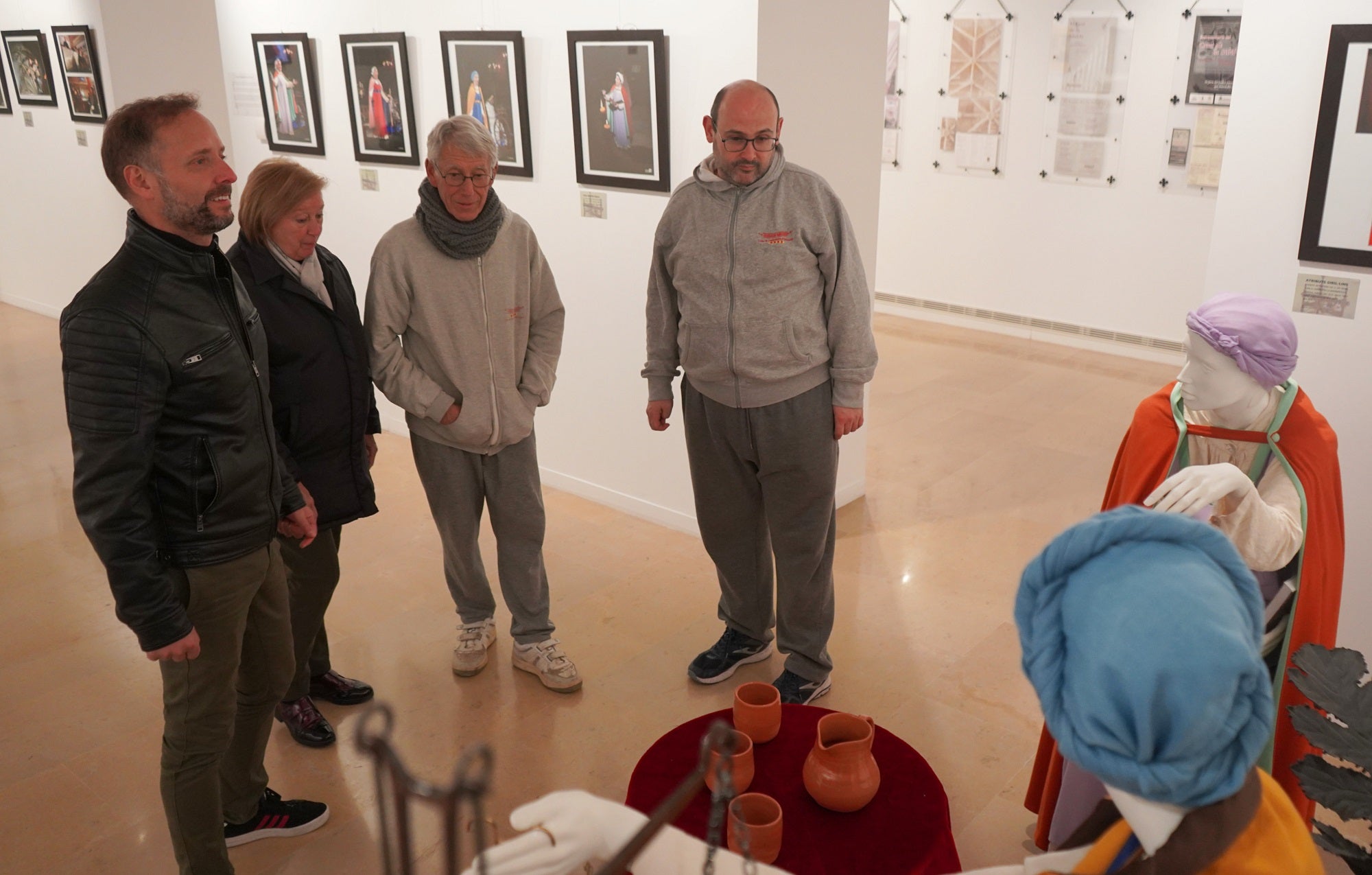 El concejal y los respresentantes de los colectivos particiantes, en la visita a la exposición conmemoraiva.