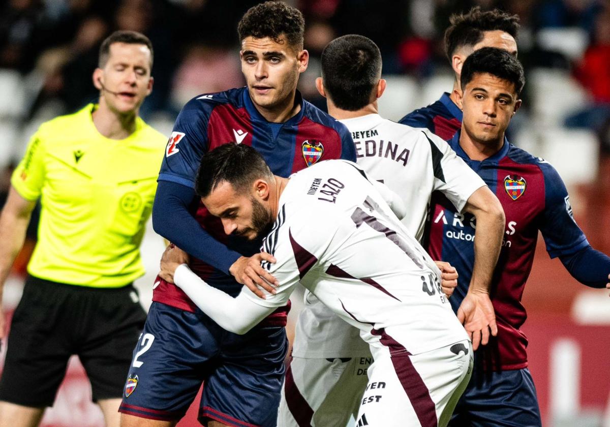 Los jugadores del Levante, en un córner, ante el Albacete.