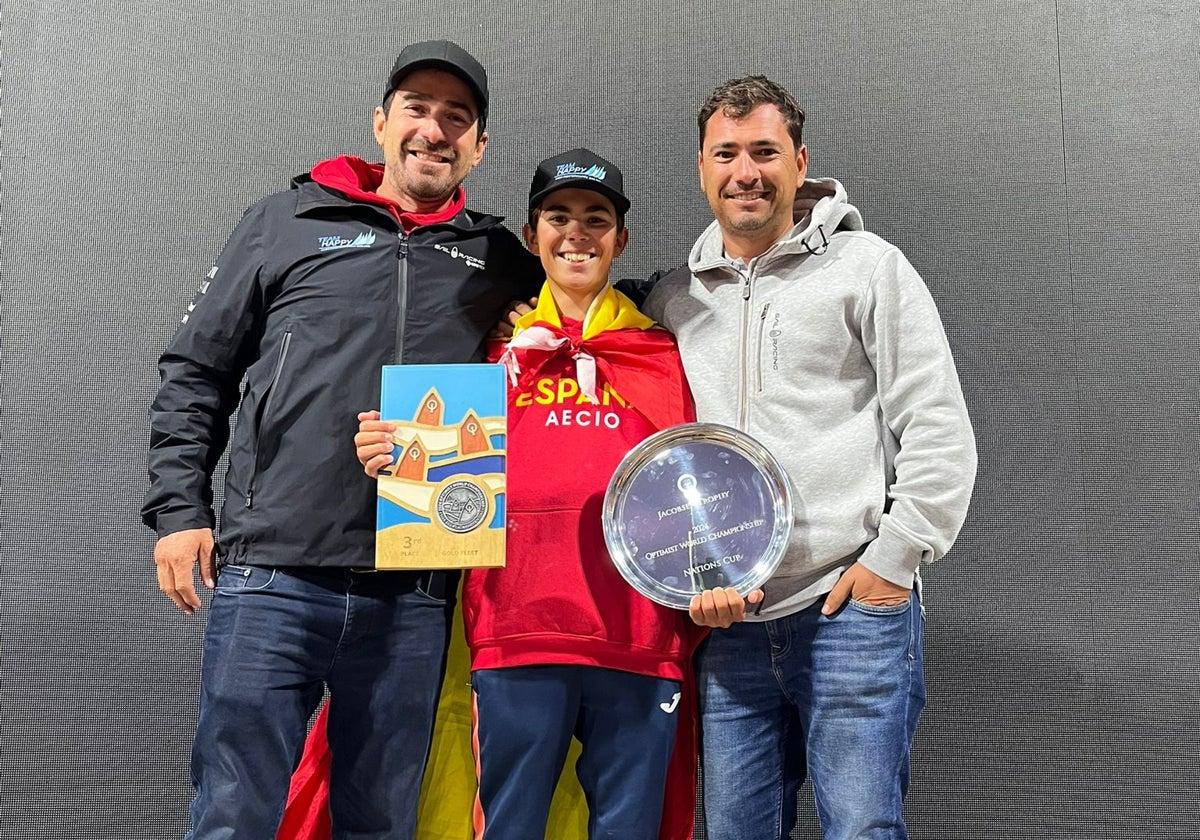 Mateo Carbonell posa feliz y sonriente tras conseguir un hito histórico