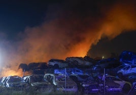 Un momento del incendio de la campa de Catarroja.