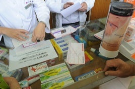 Compra de medicamentos en una farmacia, en una imagen de archivo.