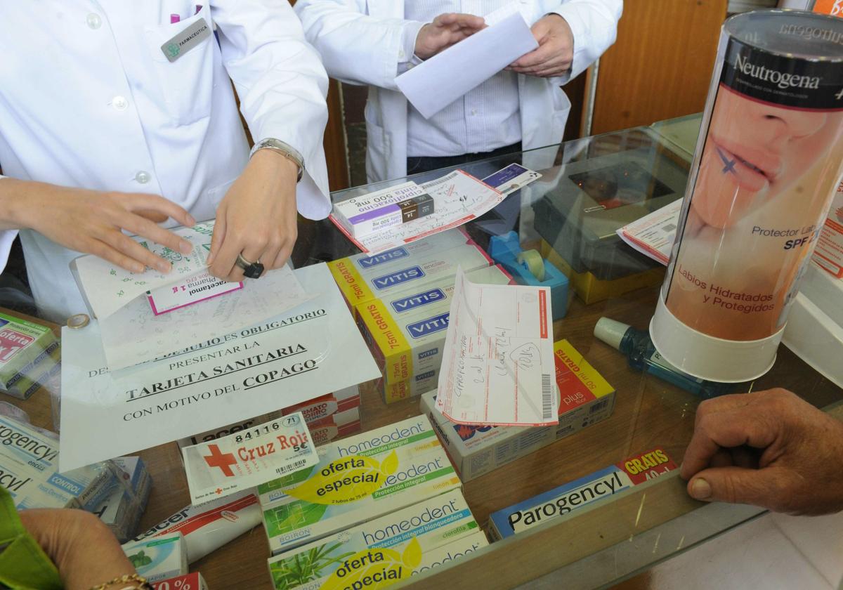 Compra de medicamentos en una farmacia, en una imagen de archivo.