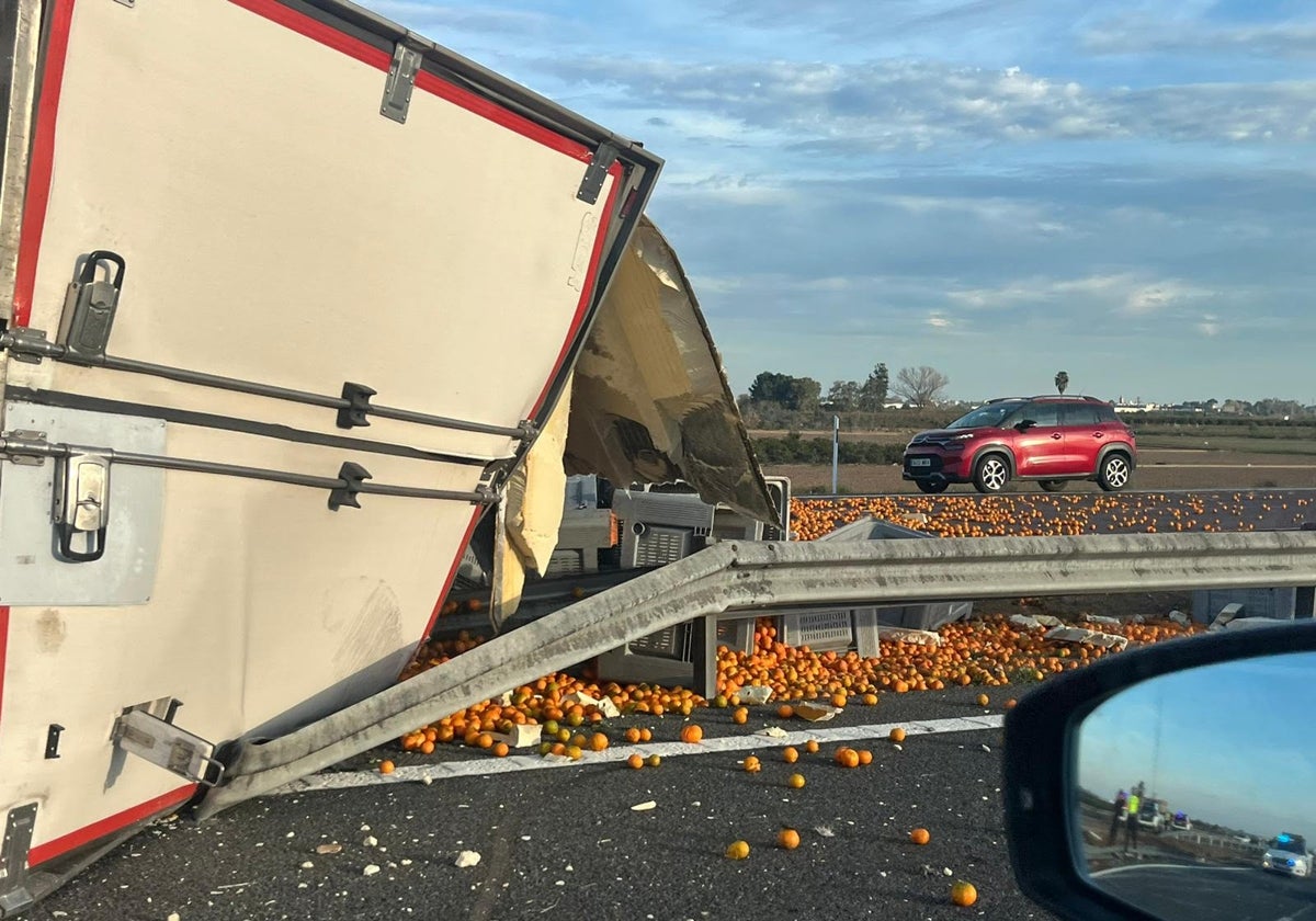 El camión volcado pierde su cargamento de naranjas.