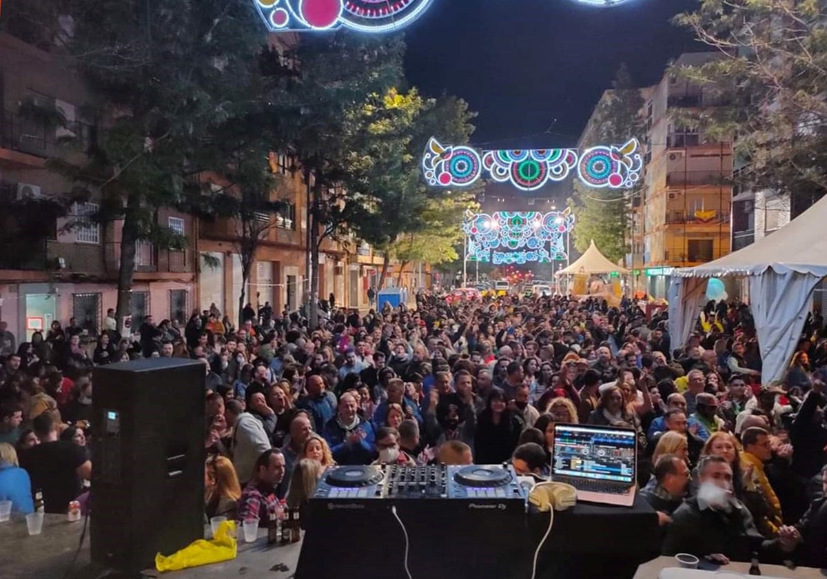 Verbena en una comisión de falla, en imagen de archivo.