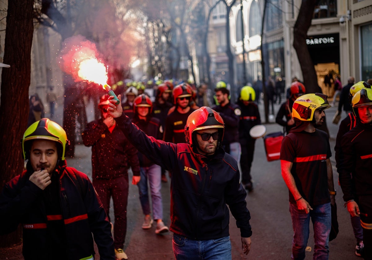 Decenas de bomberos, en una manifestación en el centro de Valencia, este miércoles.