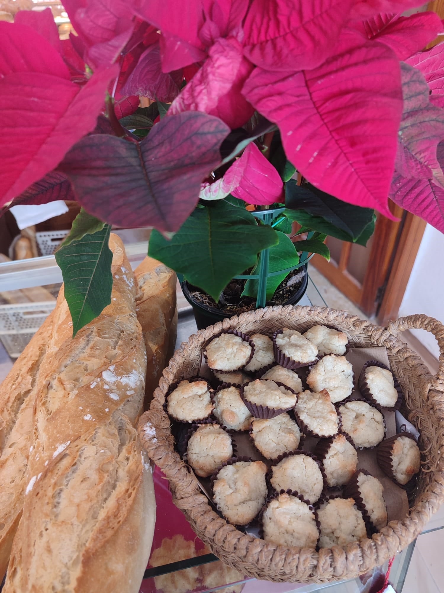 Imagen secundaria 1 - Presentación de los Cariños de almendra del Horno Filiberto, con el escaparate navideño del establecimiento, sobre estas líneas.