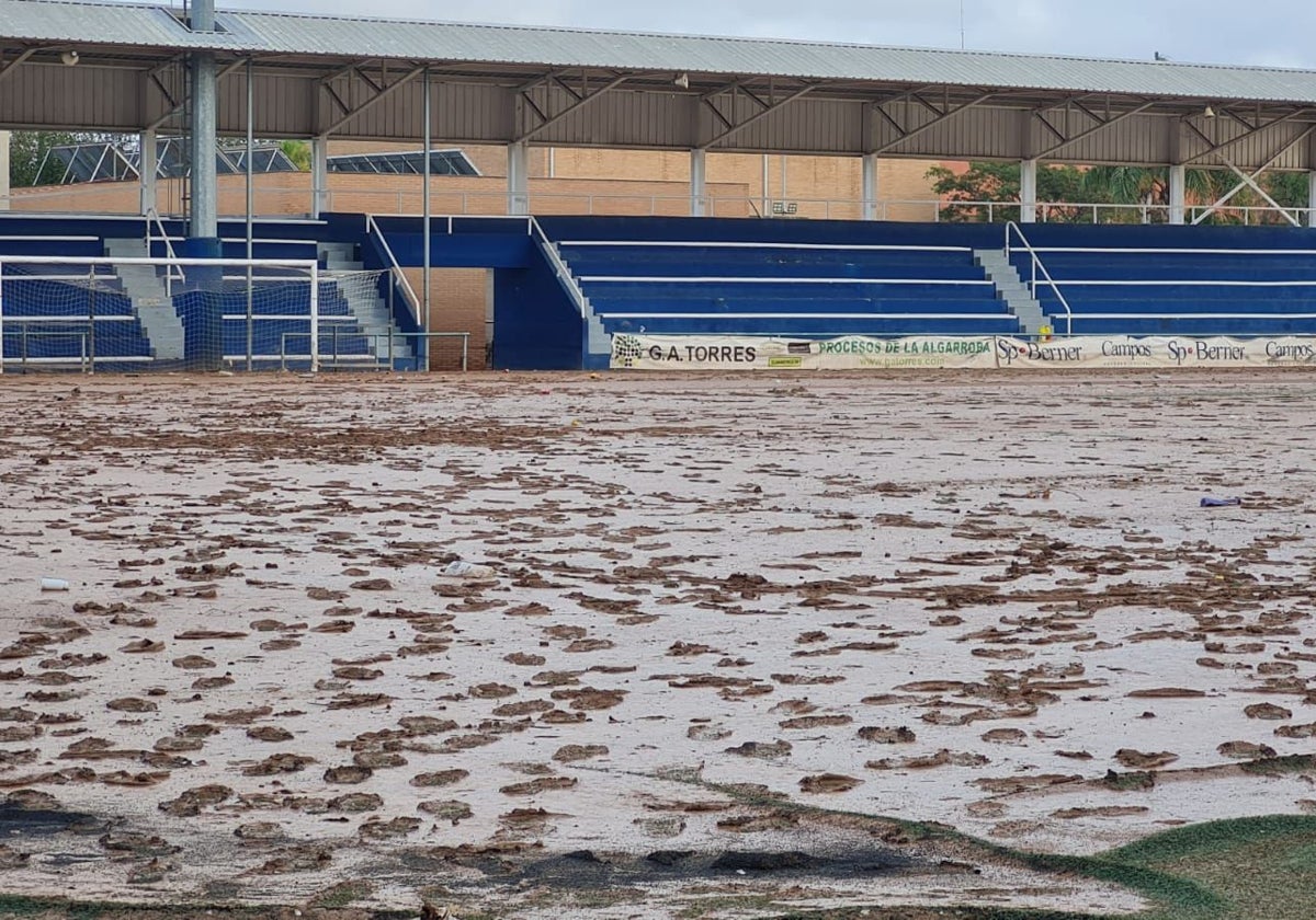 Estado del campo de fútbol de Aldaia la semana después de la barrancada.