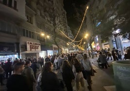 Calle San Vicente, hacia plaza de la Reina, llena de viandantes.