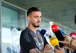 Joselu atiende a los medios con el Real Madrid.