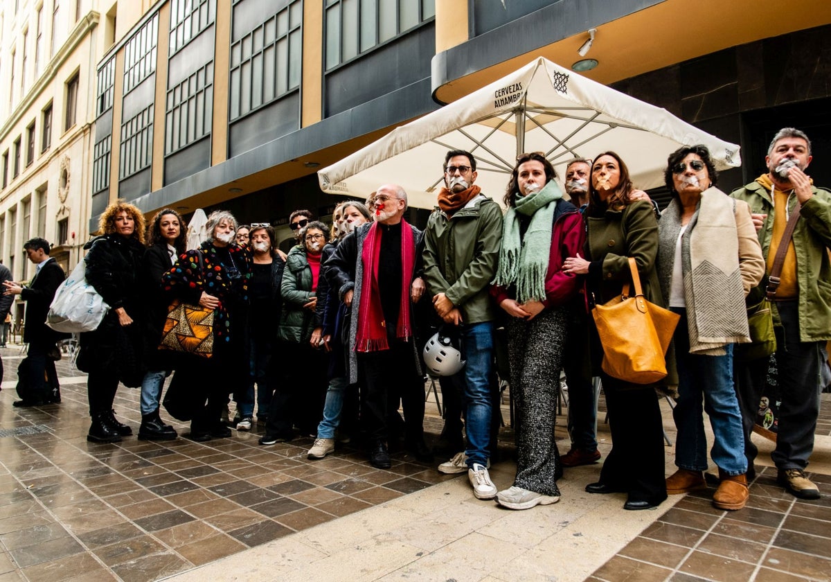 Protesta de los profesionales antes de la entrega de los premios de las artes escénicas valencianas.