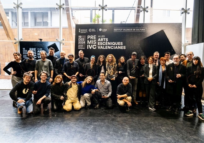 Los galardonados, en la foto de familia que ha tenido lugar después de la modesta gala.