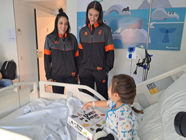 Ilusión y sonrisas en el Hospital Quirónsalud Valencia de la mano de las jugadoras del Valencia Basket