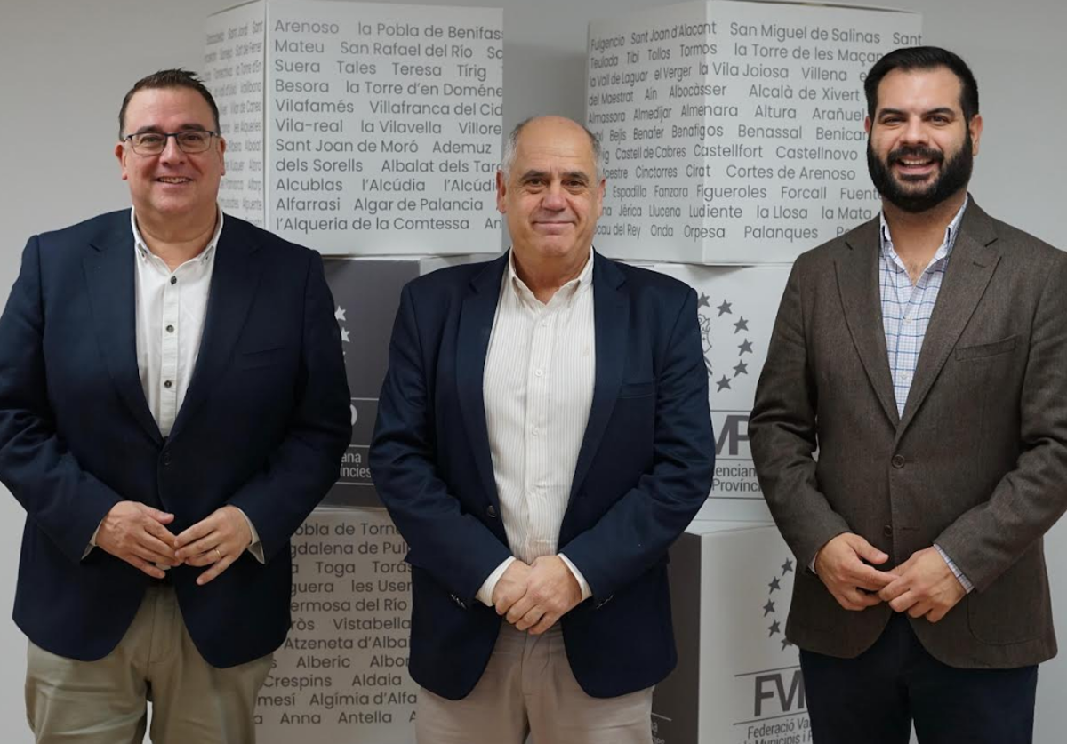 Miguel Bailach, secretario general de la FVMP; Juan Manuel Cerdá Tena, vicepresidente primero; y Modesto Martínez Sabater, vicepresidente segundo