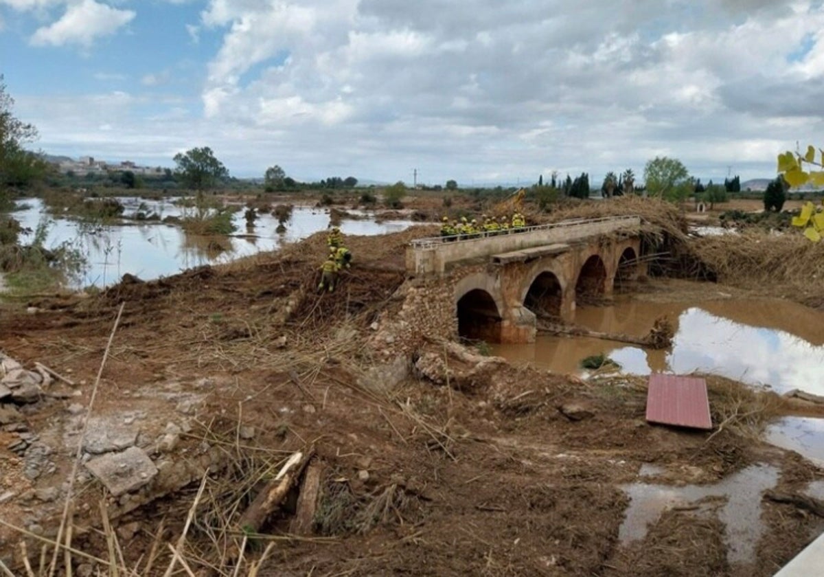 Trabajos sobre el puente destrozado por el lodo en Riba-roja.