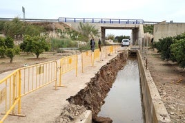 Obras en un camino rural de Cullera.