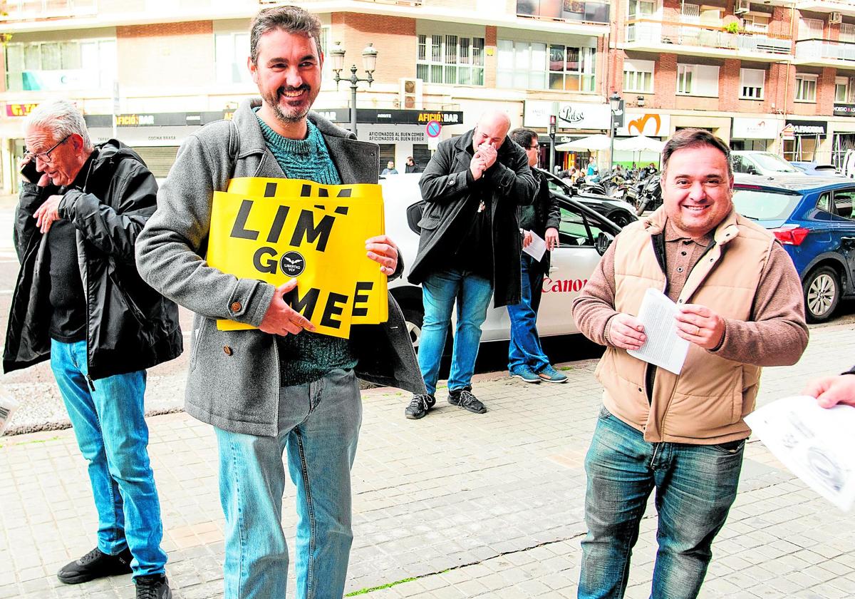 Un accionista, con carteles de 'Lim Go Home', en la puerta de Mestalla, antes de la Junta.