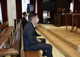 Los futbolistas, Santi Mina (d) y David Goldar (i), a los que se juzgan por una presunta agresión sexual a una mujer en Mojácar (Almería) en 2017, sentados en la sala de la Sección Tercera de la Audiencia Provincial de Almería