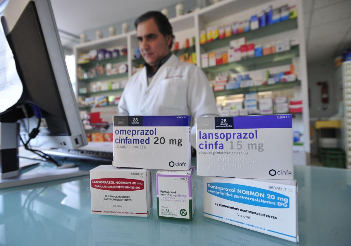 Cajas de omeprazol y otros medicamentos en una imagen de archivo.