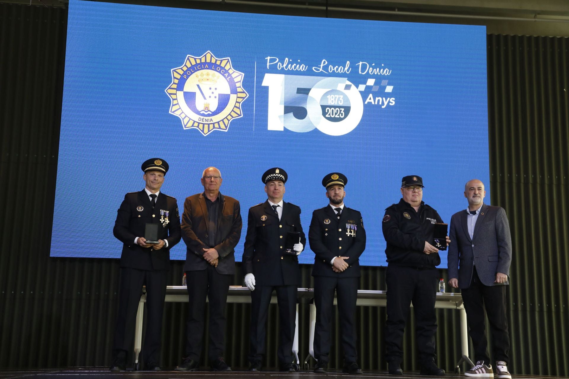 Imagen secundaria 1 - La Policía Local de Dénia rinde homenaje a la de Paiporta por su labor en la gestión de la dana