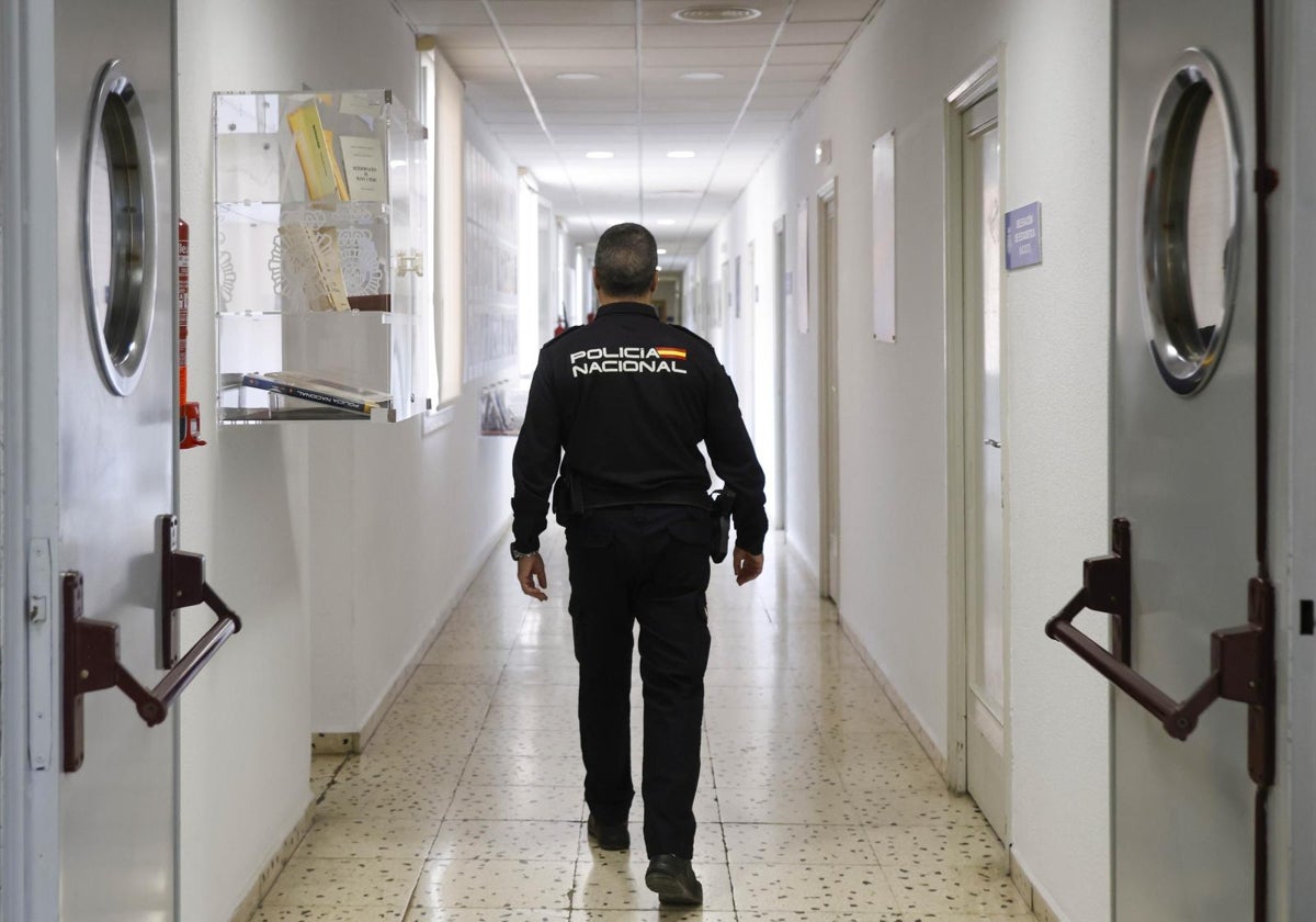 Un policía nacional de Valencia, en las instalaciones del cuerpo.