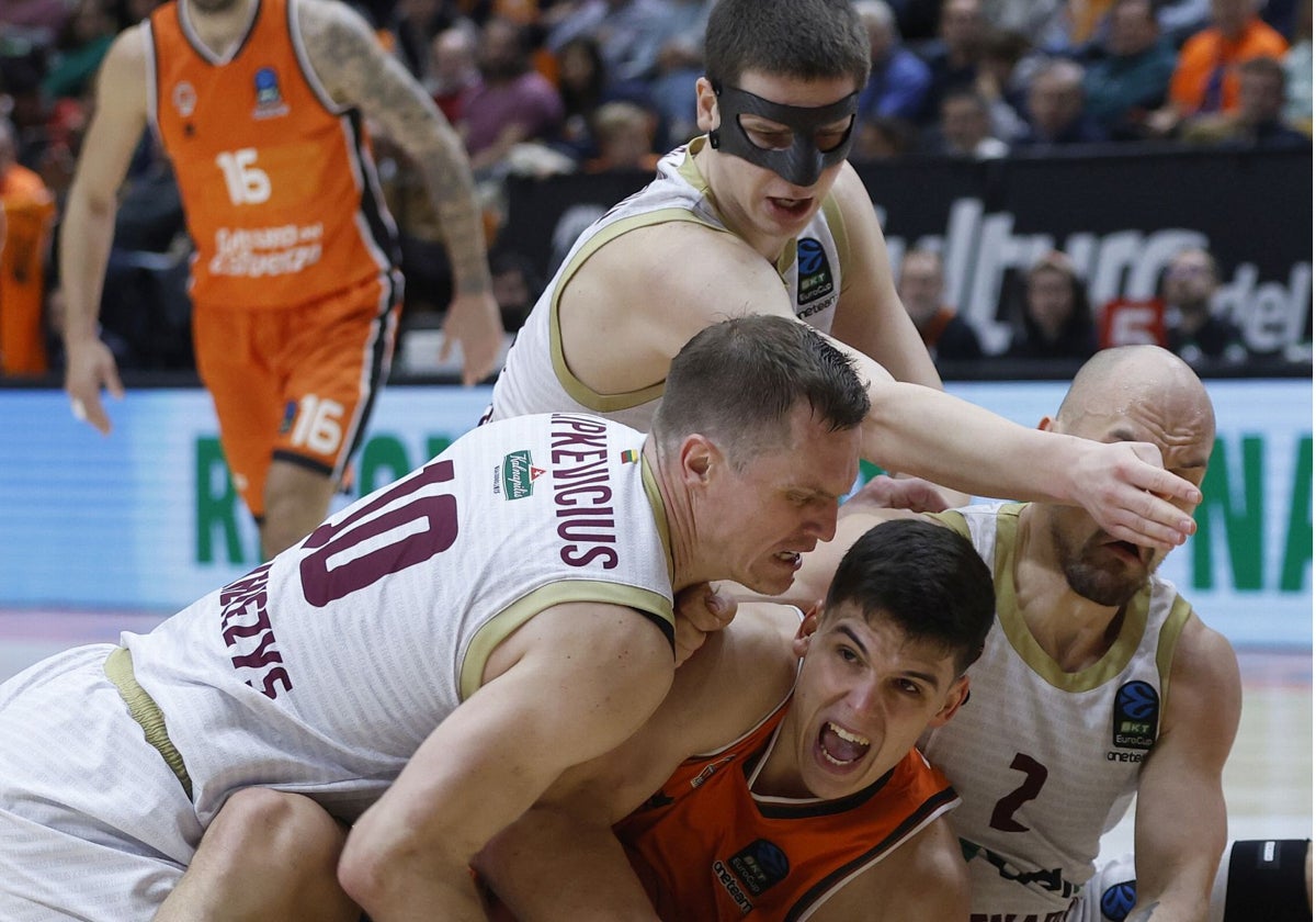 Pradilla lucha por el balón contra tres rivales del Lietkabelis.