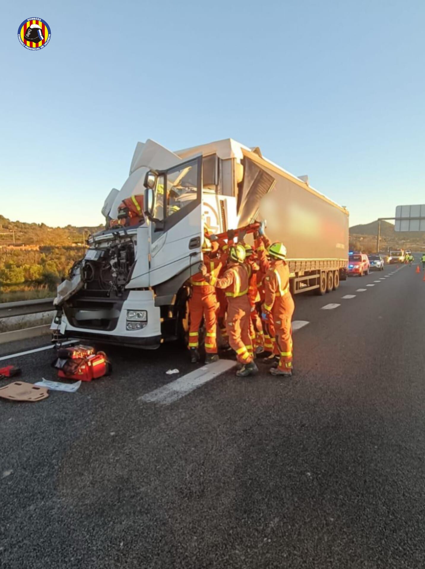 Momento en que los bomberos excarcelan a los conductores atrapados.