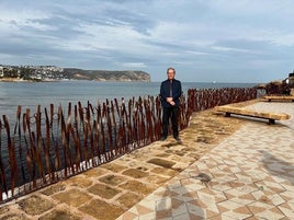 El artista Toni Marí junto a la escalera escultural que ya está instalada en el Arenal.