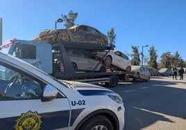 La Policía Local de Valencia comienza la retirada de coches afectados por la dana.