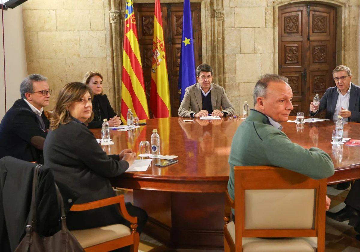 Mazón, Camarero y Rovira, con los representantes sindicales y de la patronal valenciana.