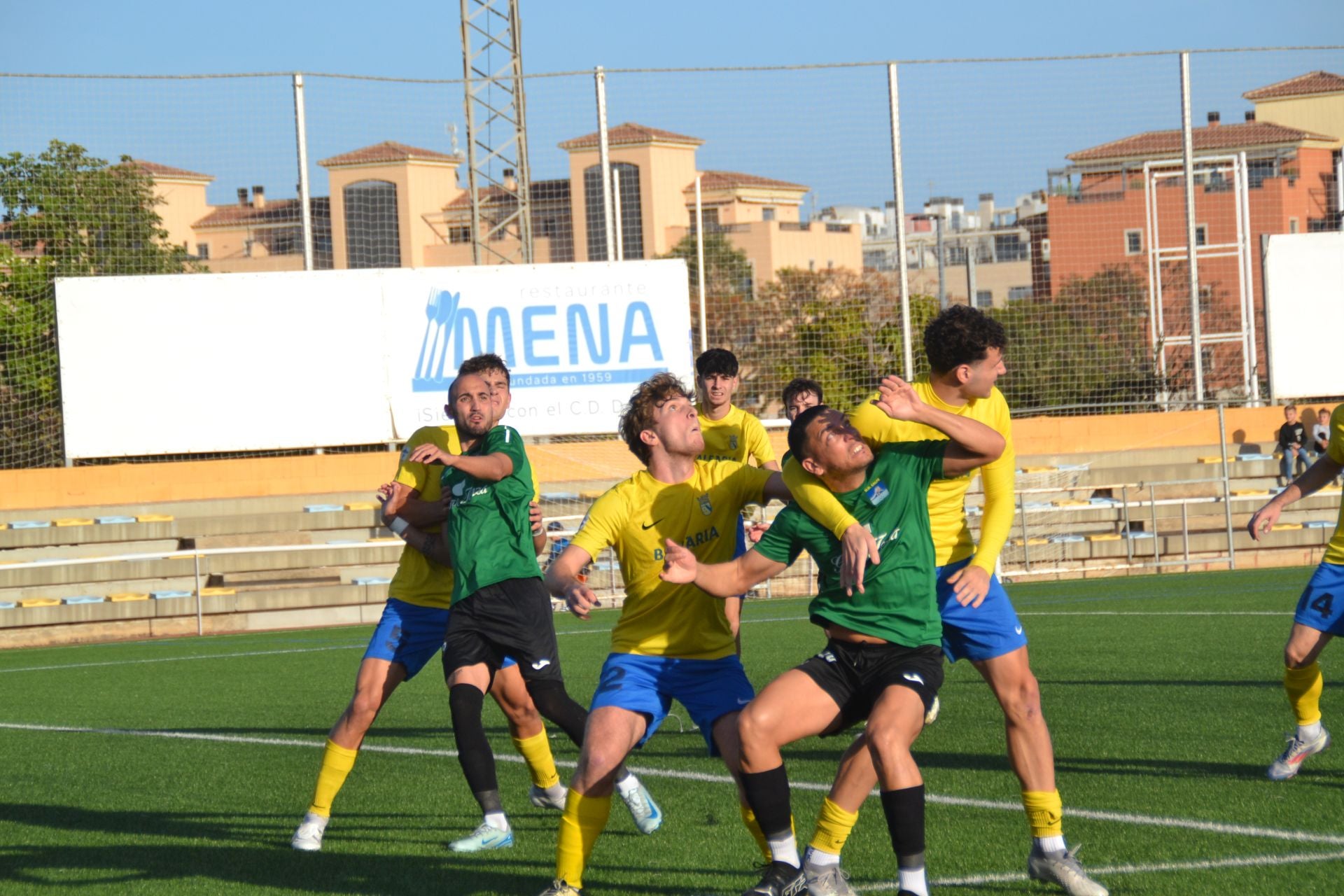 Jugadores del Dénia y d la UD Calpe luchando por el balón.