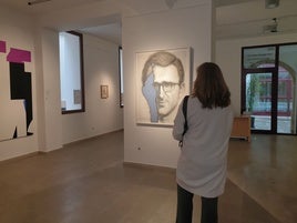 Un persona admira en Ca Lambert el retrato del misionero captado por Castejón.