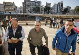 El conseller Juan Carlos Valderrama, a la izquierda de la imagen, junto al vicepresidente del Consell, Gan Pampols durante una visita a Paiporta.