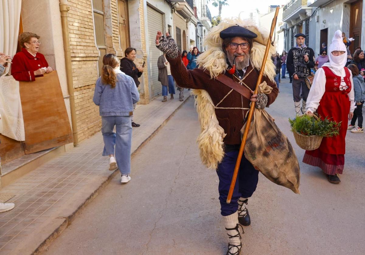 FOTOS | El Olentzero vasco reparte regalos en Massanassa