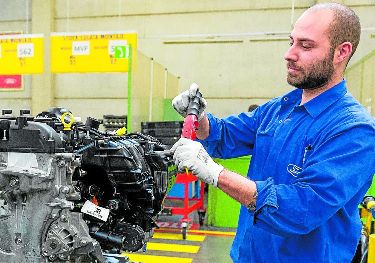 Un trabajador de Ford manipula una pieza en un taller de la planta de Almussafes.