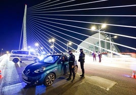 Control de la Policía Local de Valencia, este sábado de madrugada en l'Assut d'Or.