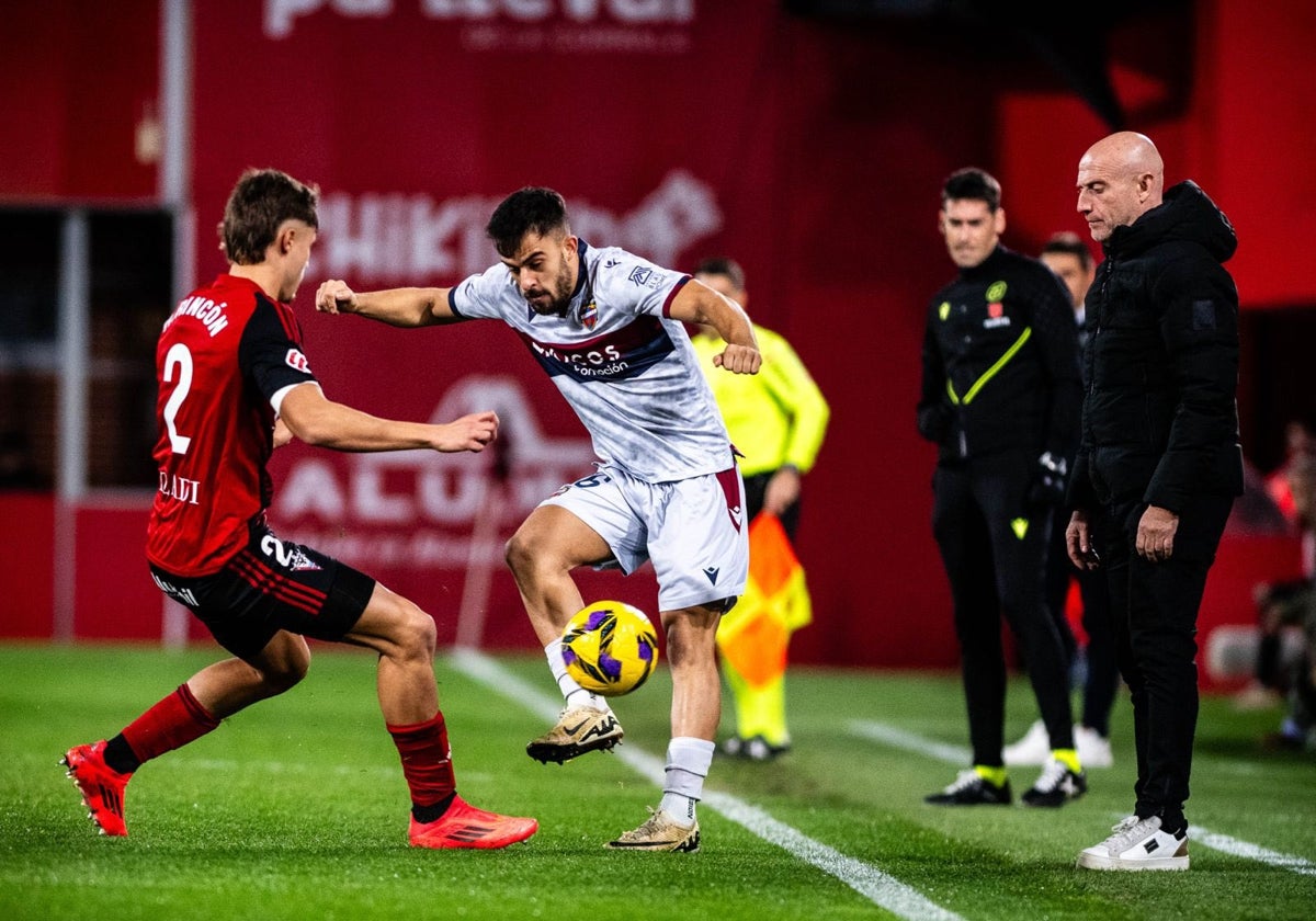 Julián Calero, atento al juego durante el partido contra el Mirandés.