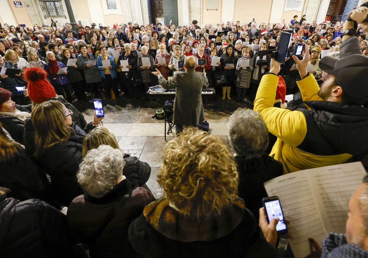 Coros cantando villancicos en la plaza de la Virgen.