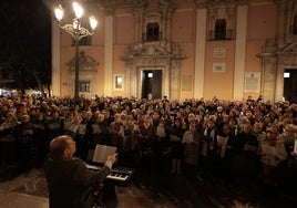 Coros cantando villancicos en la plaza de la Virgen.