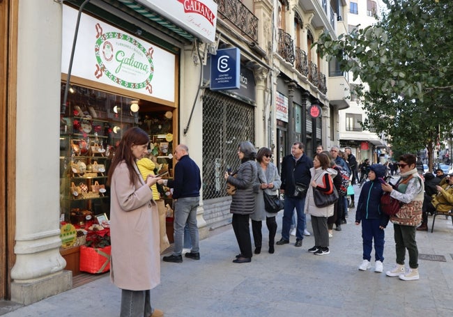 Colas en la tienda de turrones Galiana, en la calle San Vicente de Valencia.