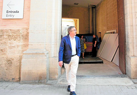 José Antonio Rovira, conseller de Educación y Cultura, saliendo del Centro del Carmen.