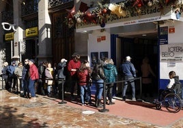 Cola para comprar lotería en una administración de Valencia.