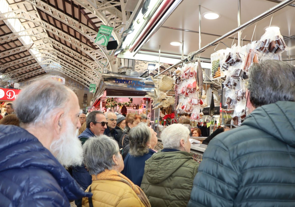 Cola en una de las paradas de salazones del Mercado Central de Valencia.